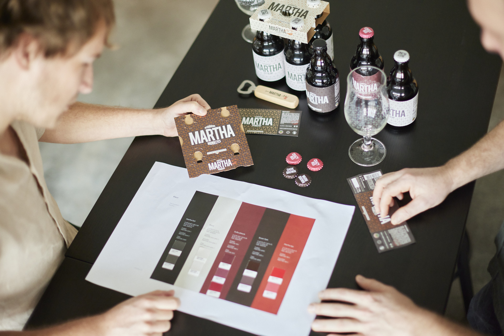 Visualisatie van het bierkarton, etiket en bierflesjes van Martha.