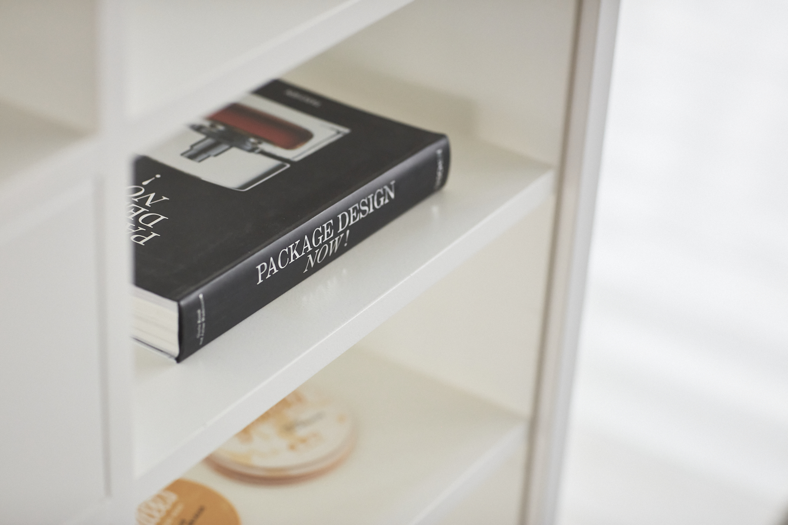 Visual van een zwart boek in de kast.