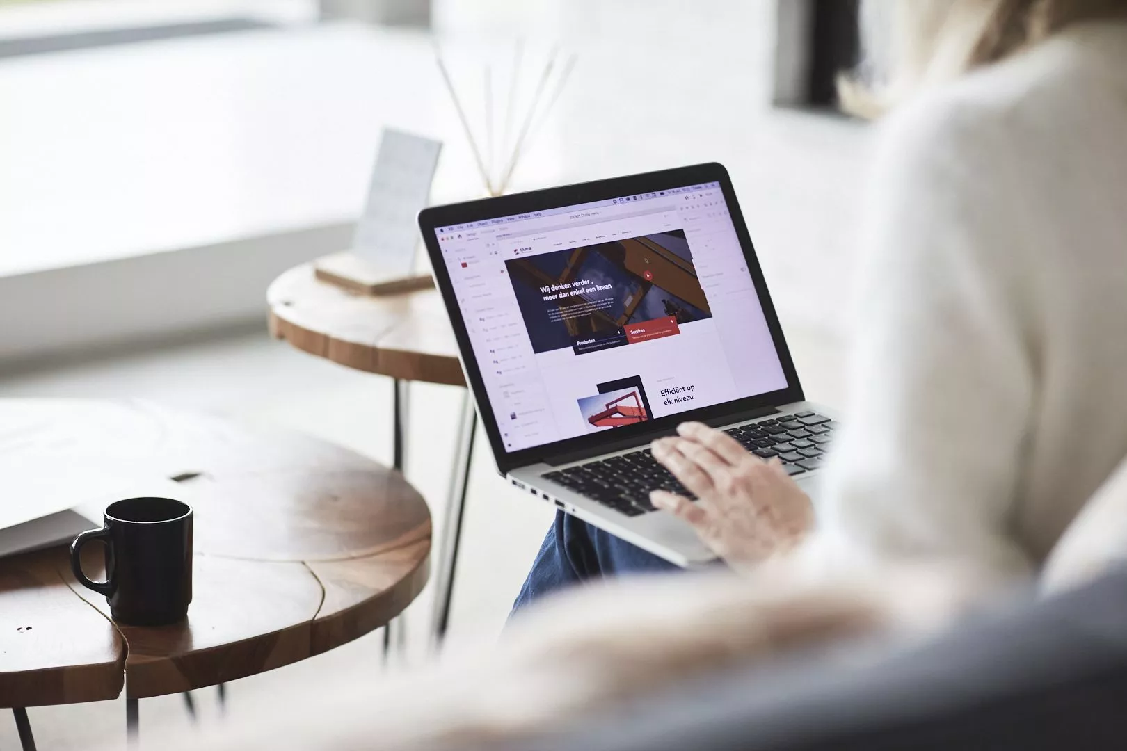 Visualisatie van een laptop waarop een website te zien is.