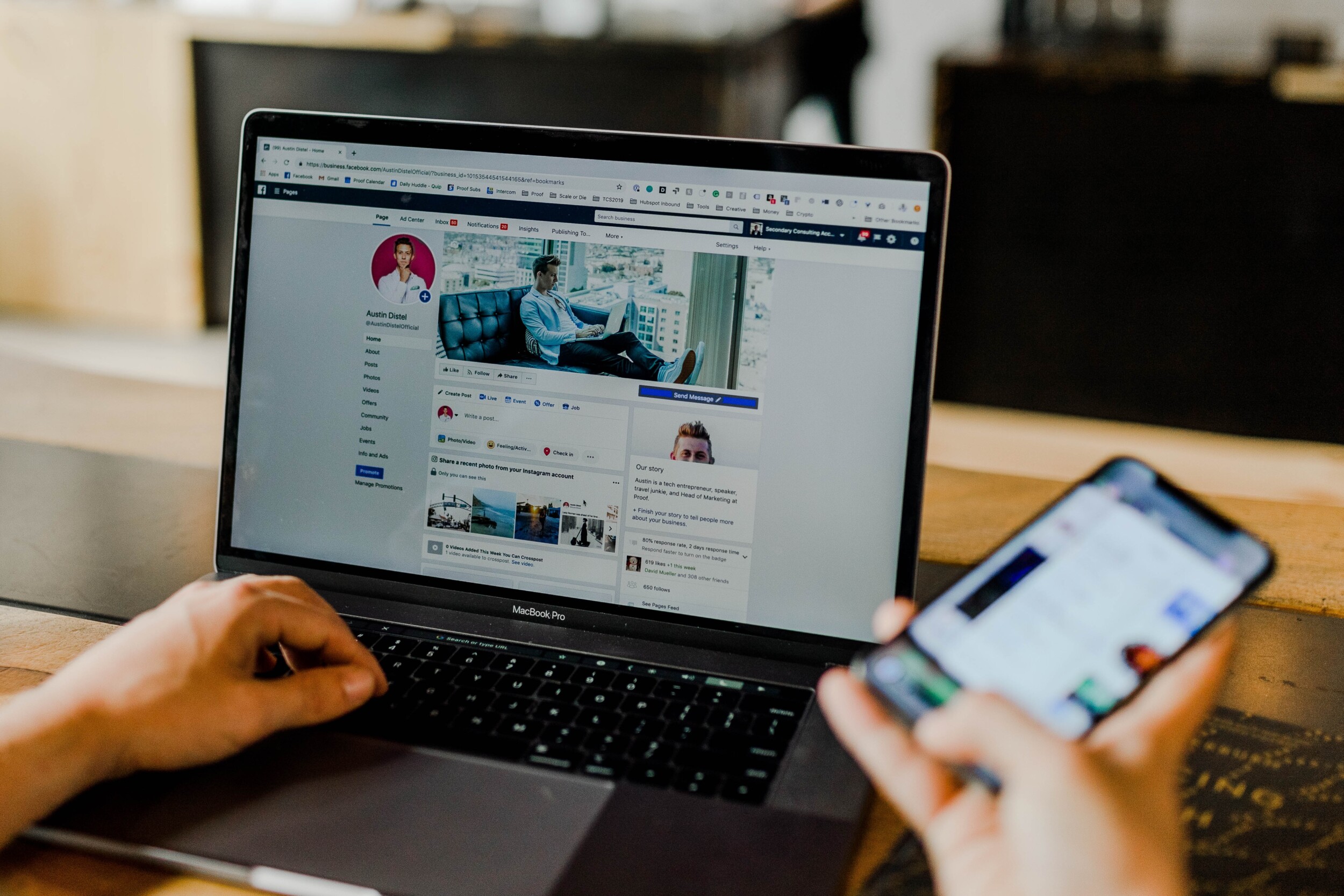 Visualisatie van een laptop waarop een Facebookpagina te zien is.