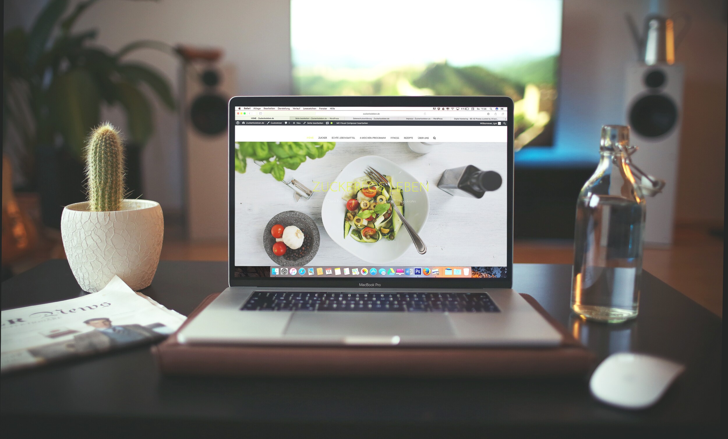 Visualisatie met een laptop waarop een website te zien is.