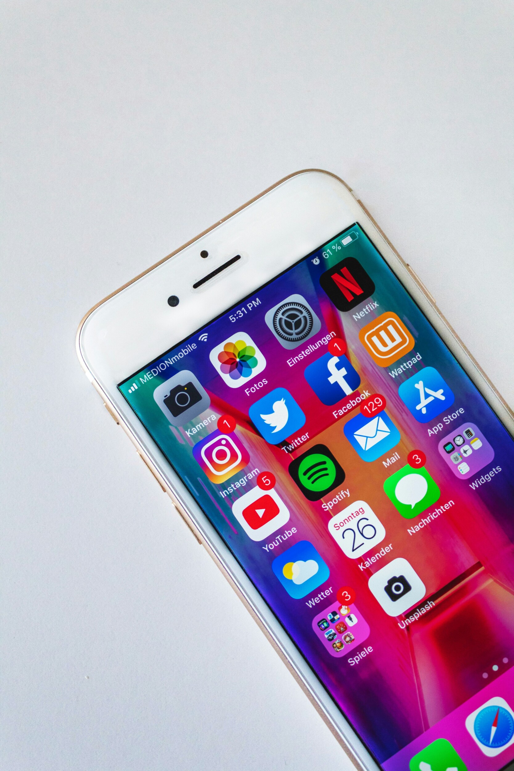 Visualisatie van een GSM waarop alle social media apps te zien zijn.