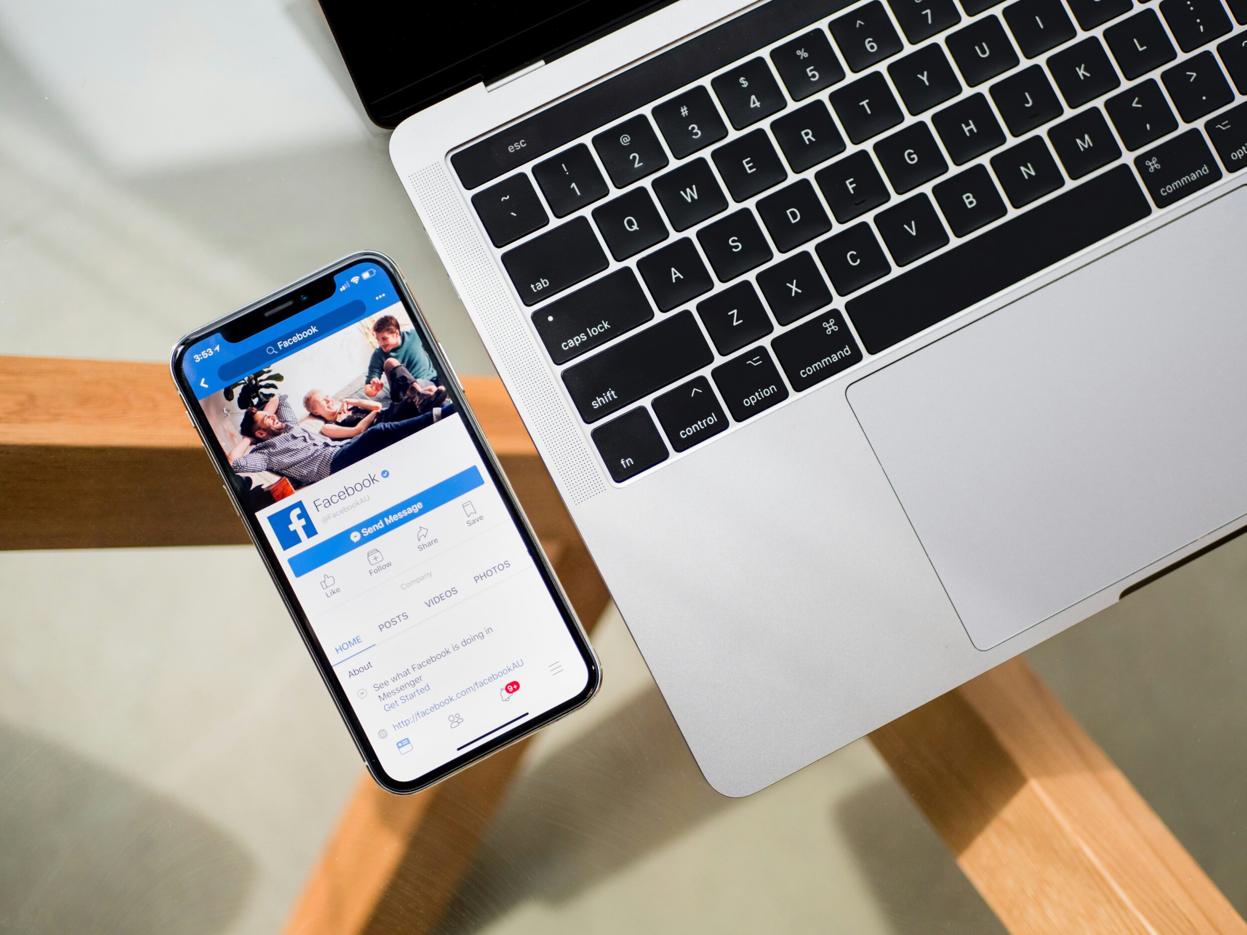 Visualisatie van een tablet en GSM. Op de GSM is Facebook te zien.