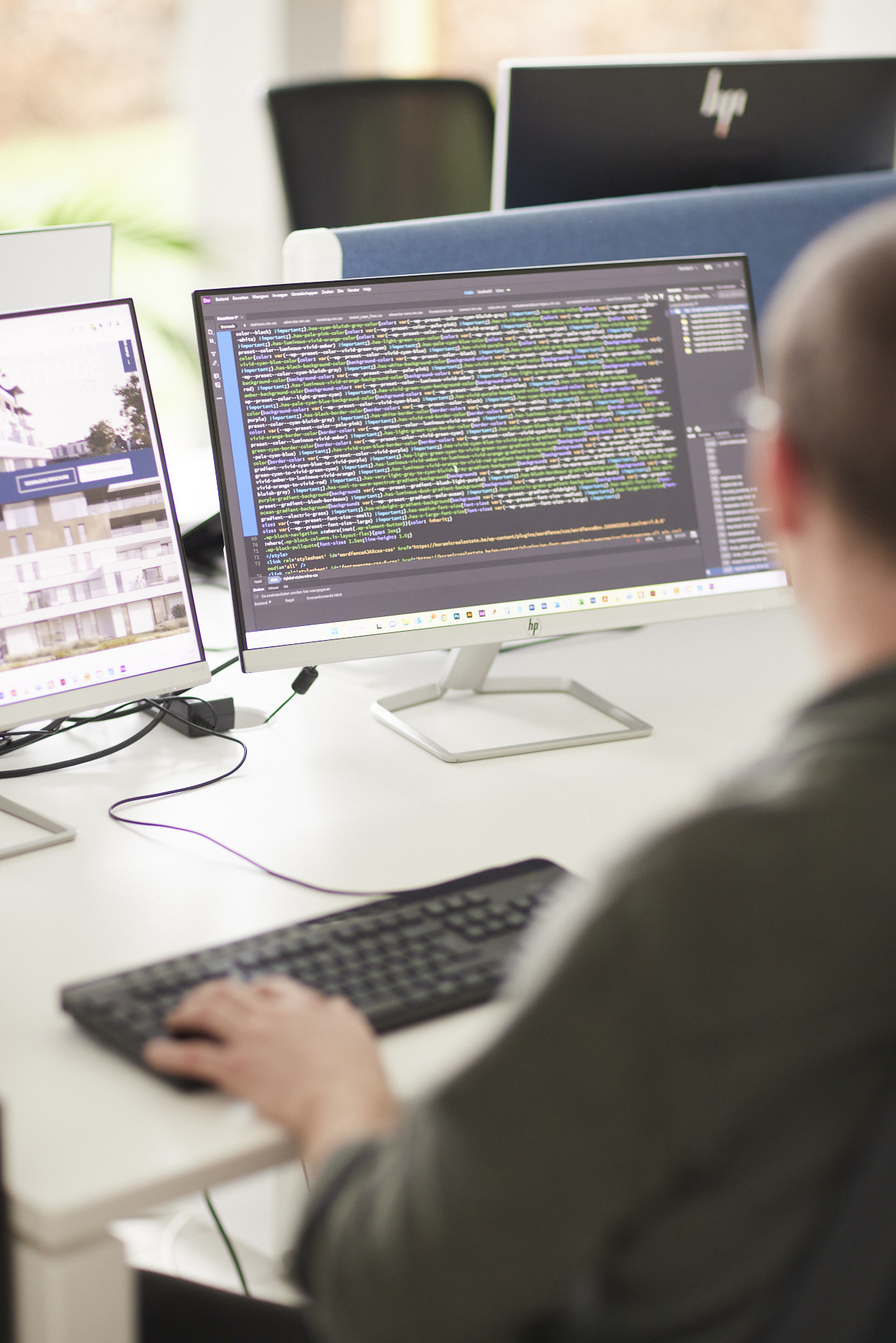 Visual waarop een werknemer aan het werk is als webdesigner.