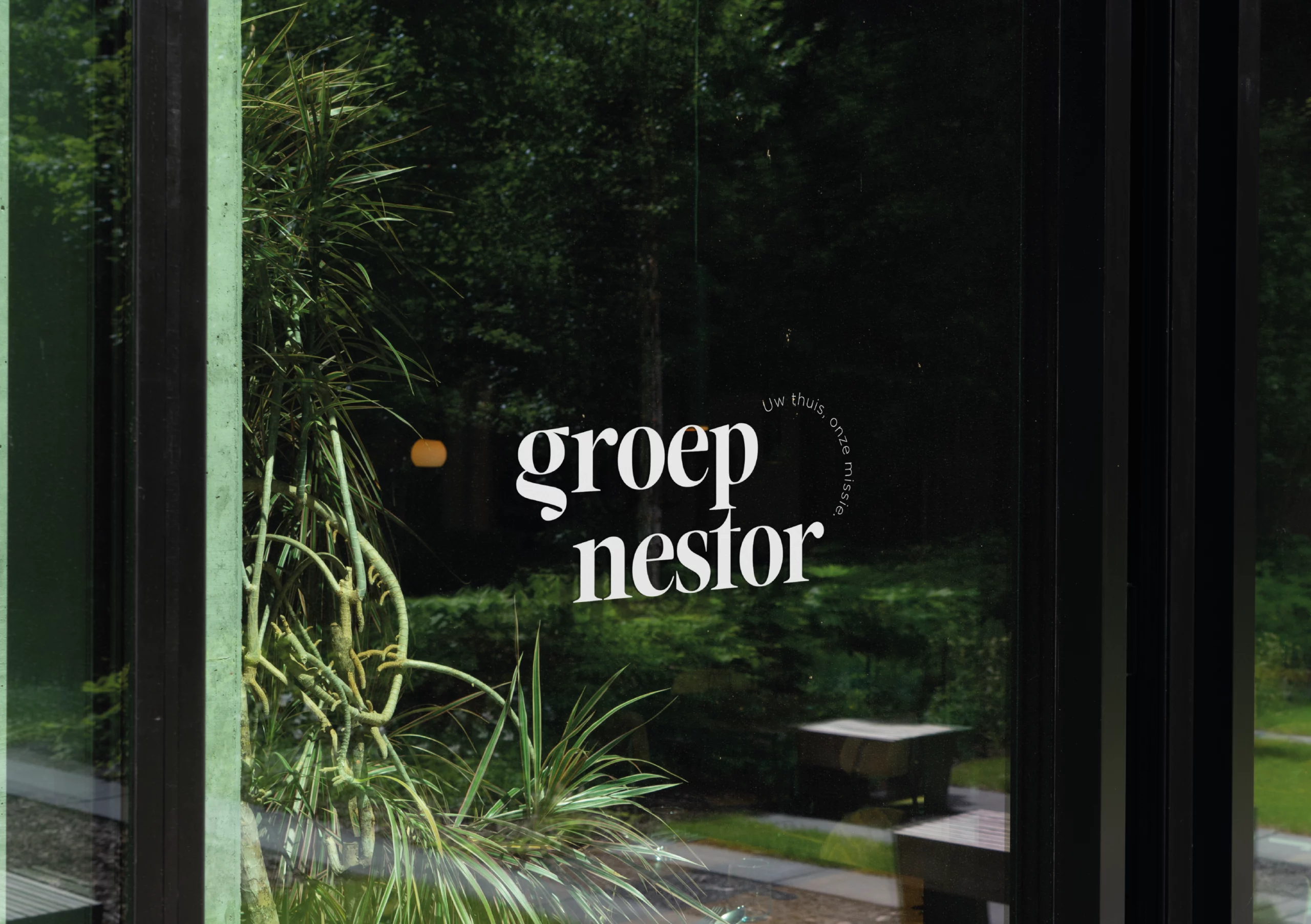 Work Case Hummingbirds: Groep Nestor - Branding, Merkpositionering, Strategy, Signalisatie & belettering, Affiches & flyers, Graphic Design, Huisstijl, Visitekaartjes